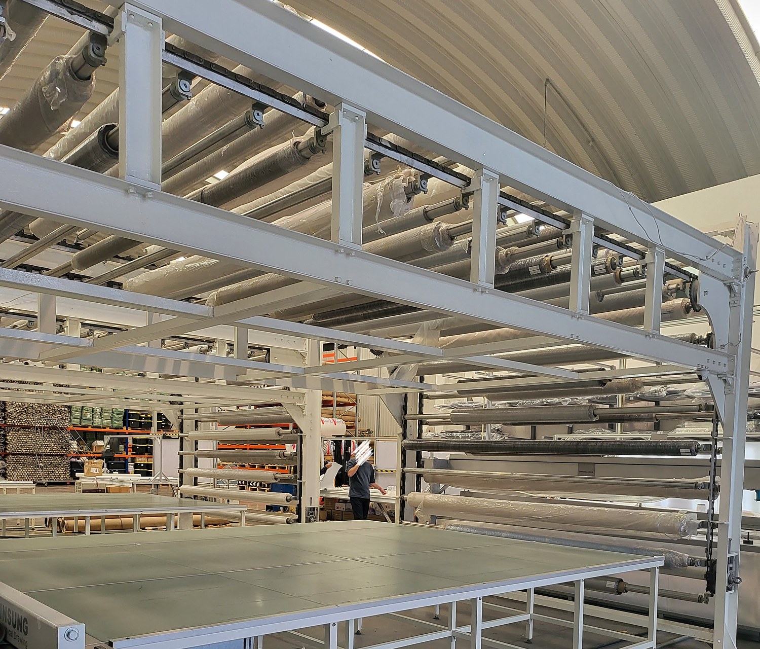 Circulating fabric supply conveyor