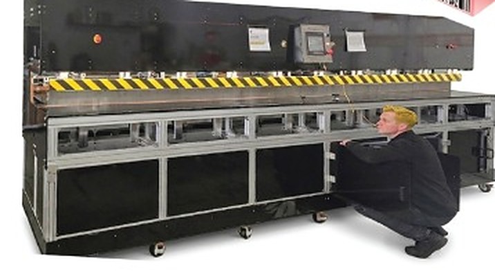Fabric welding machine forming a bottom pocket